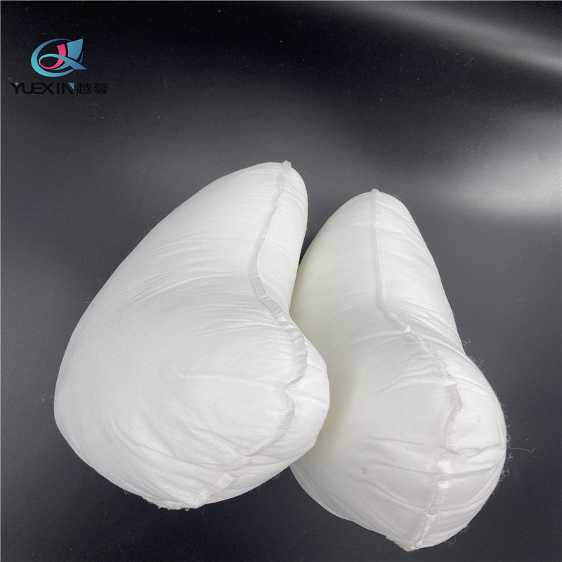 Подушка для коляски в форме сердца.